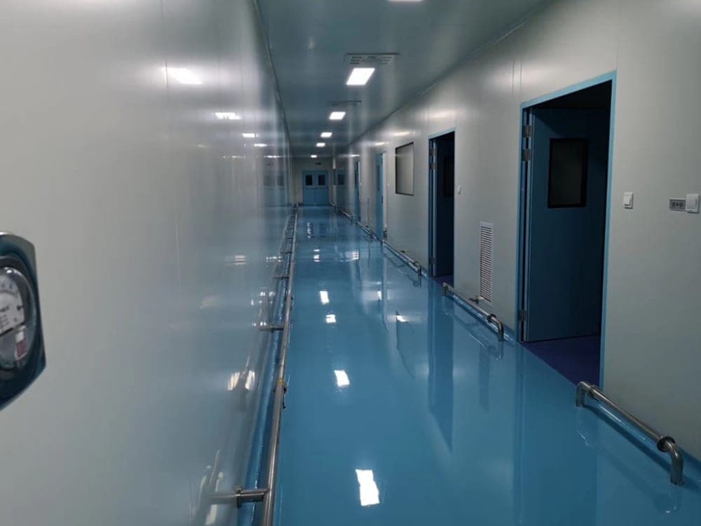 Pressure-monitored cleanroom corridor