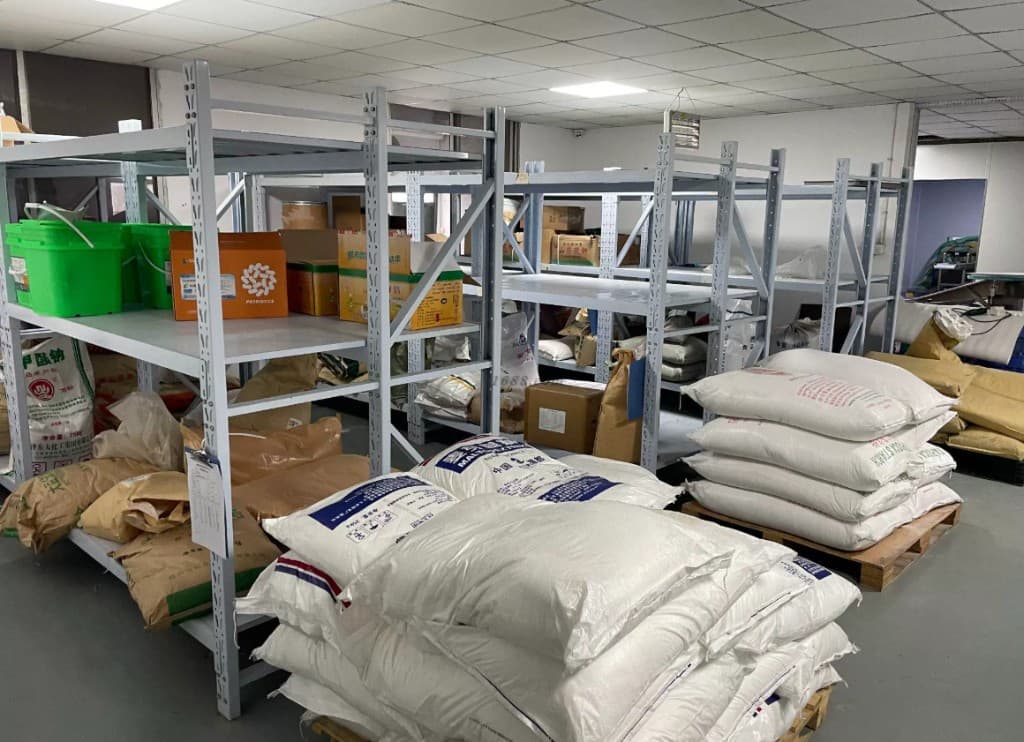 Raw-material warehouse and pallet racking