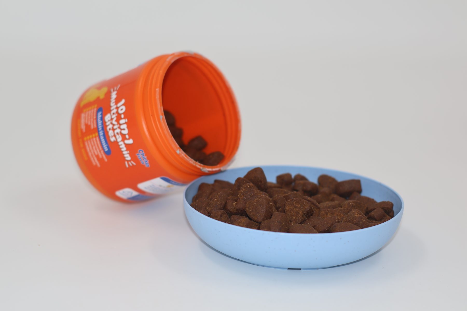 10-in-1 chicken-flavour multivitamin bites with heart chews around the jar